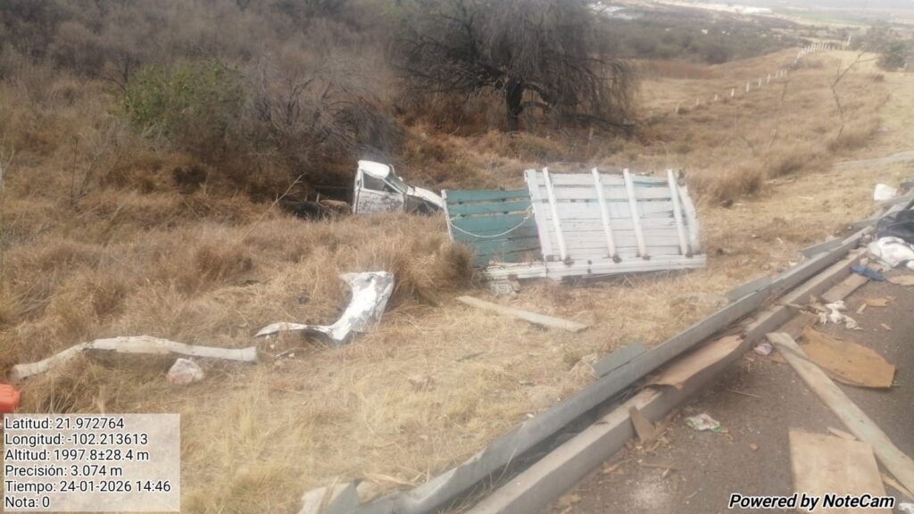 Salida de camino y volcadura de una camioneta deja lesionado de consideración a un adulto mayor