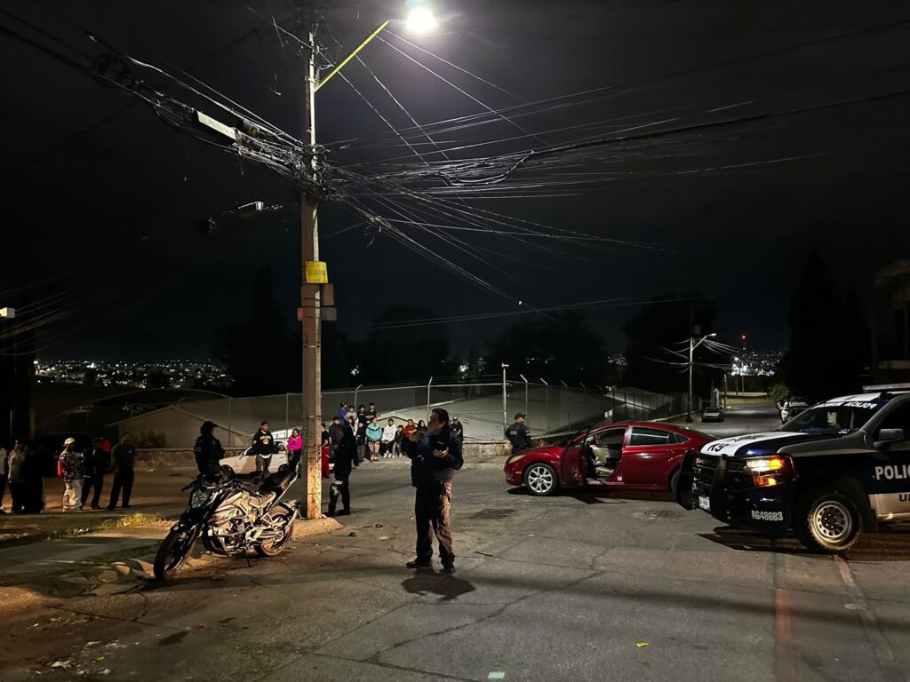 Tres jóvenes lesionados tras ser impactados en su motocicleta por un automovilista en Periodistas