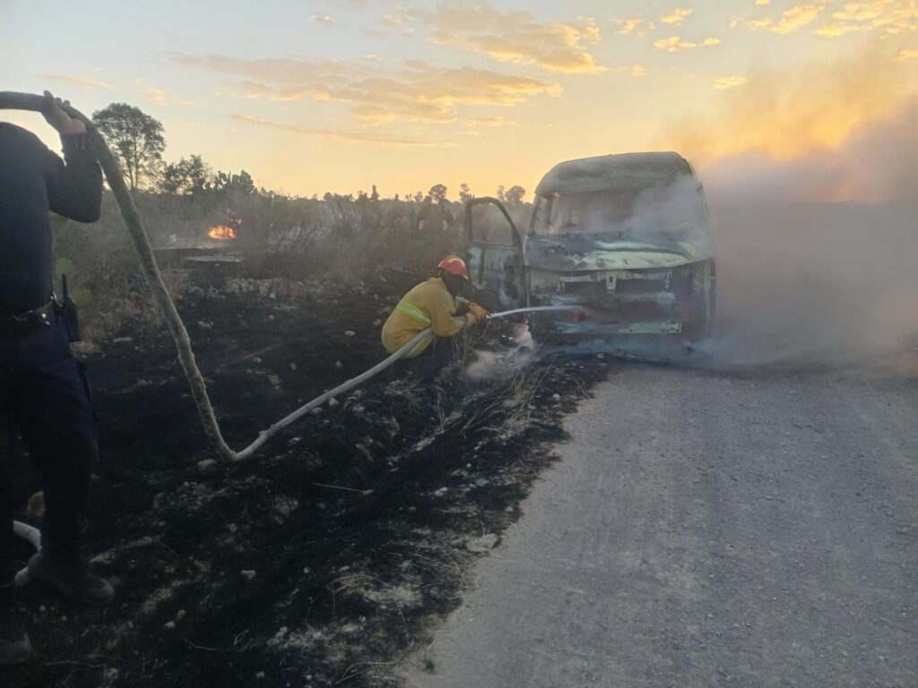 Falla mecánica provoca incendio de combi de pasajeros en Rincón de Romos