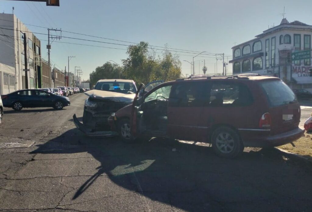 Un menor de edad lesionado deja choque entre dos camionetas en Los Cedros