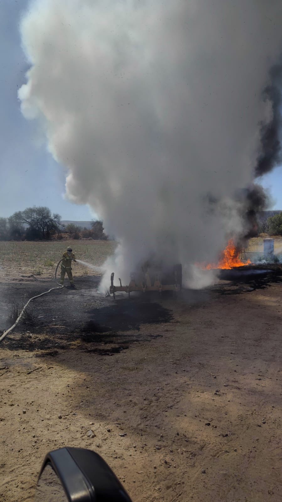 Maquinaria pesada fue consumida por el fuego tras incendiarse en un predio agrícola en Rincón de Romos