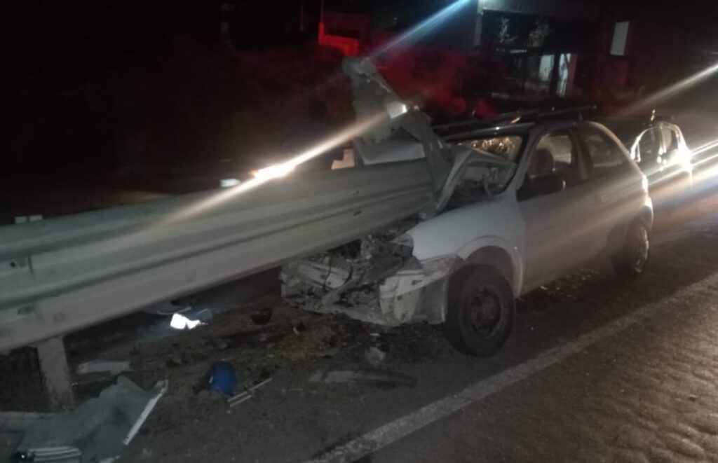 Automóvil queda incrustado en la barrera de contención en la carretera 42 y el conductor sobrevivió