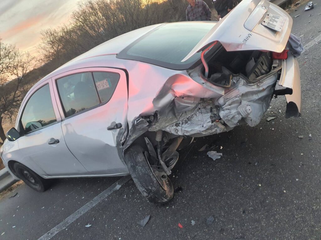Choque entre dos autos en la carretera 45 Norte deja lesionado al conductor de uno de ellos