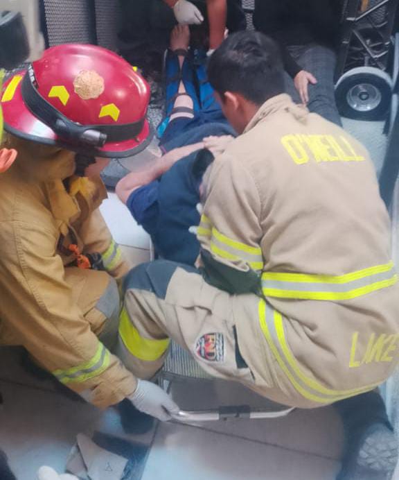 Dos personas lesionadas tras la caída de un elevador de 8 metros de altura en un negocio de herrajes