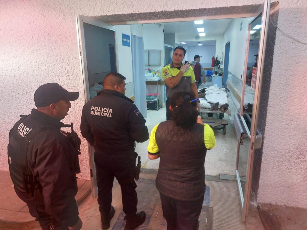 Policías estatales rescataron con vida a una mujer y dos adolescentes de un domicilio en llamas en Cosío