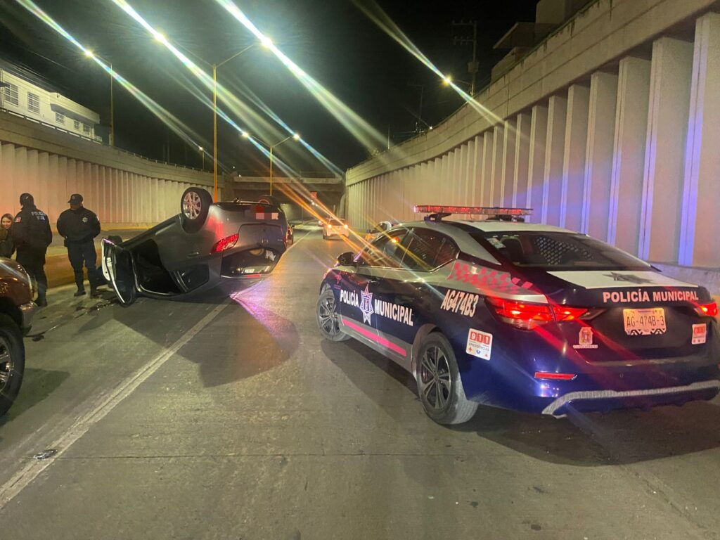 Dos mujeres lesionadas deja choque-volcadura en paso a desnivel de la avenida Convención de 1914