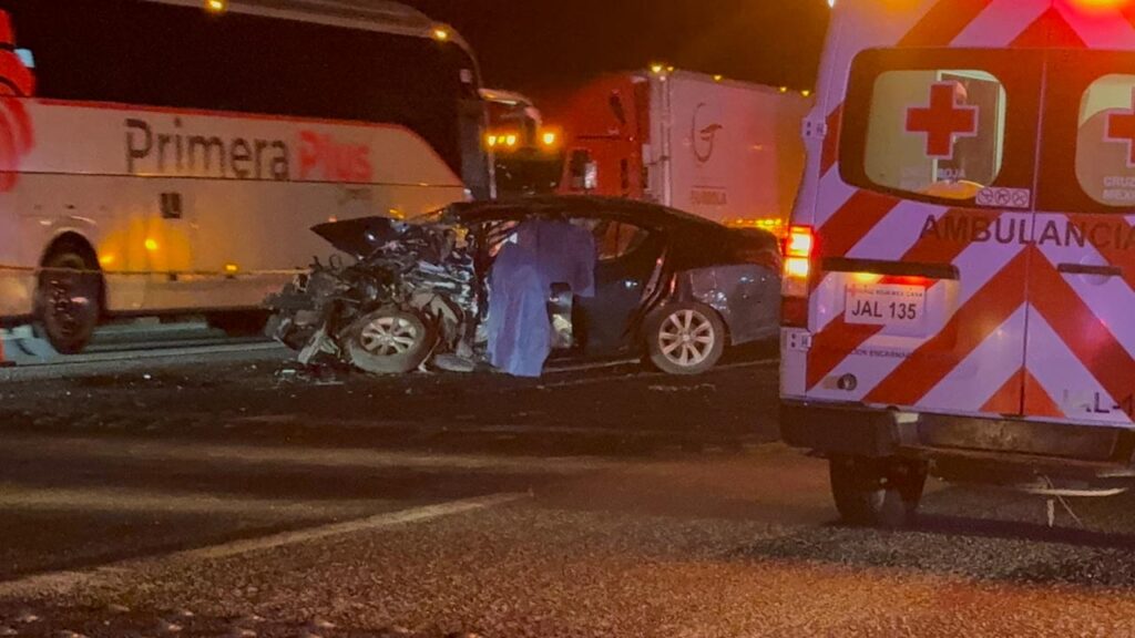 Dos hombres y una mujer pierden la vida tras fuerte choque entre un auto y un camión torton