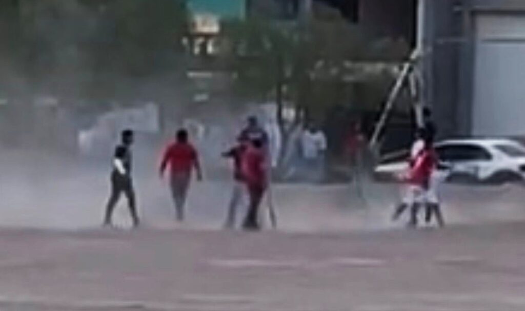 BEISBOLISTAS SE AGARRAN A BATAZOS EN COYOTES, 3 RESULTAN GRAVES Y UNO ESTA AL BORDE DE LA MUERTE