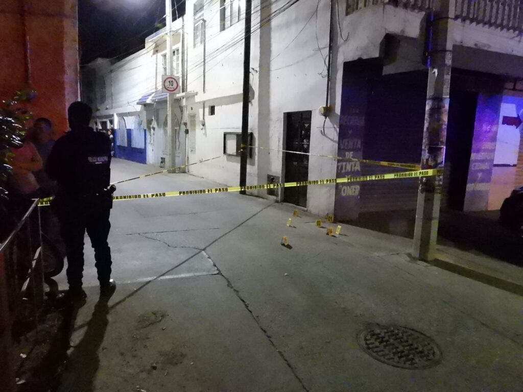 Presunto escolta de un diputado local realiza disparos con un arma de fuego afuera de la casa de su ex pareja