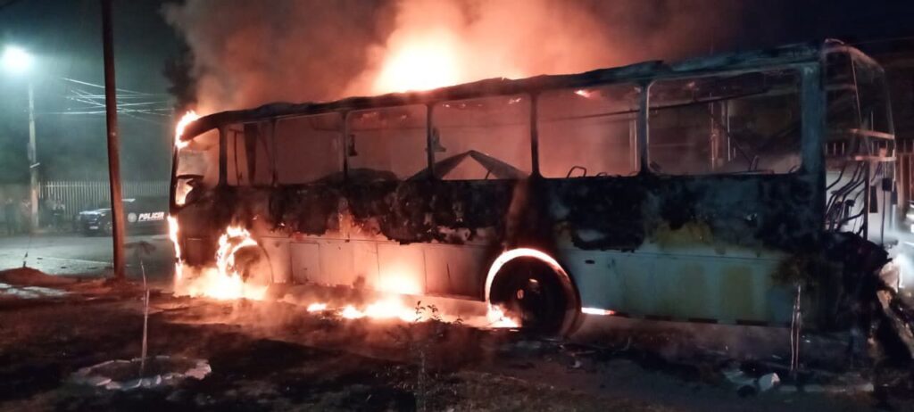 ARDE EN LLAMAS UN CAMIÓN EN CALLES DE LA BARRANCA