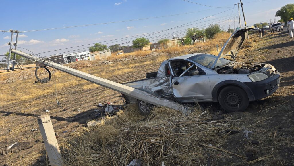 CAMIONETA CHOCA CONTRA POSTE DE CFE, HAY DOS HERIDOS