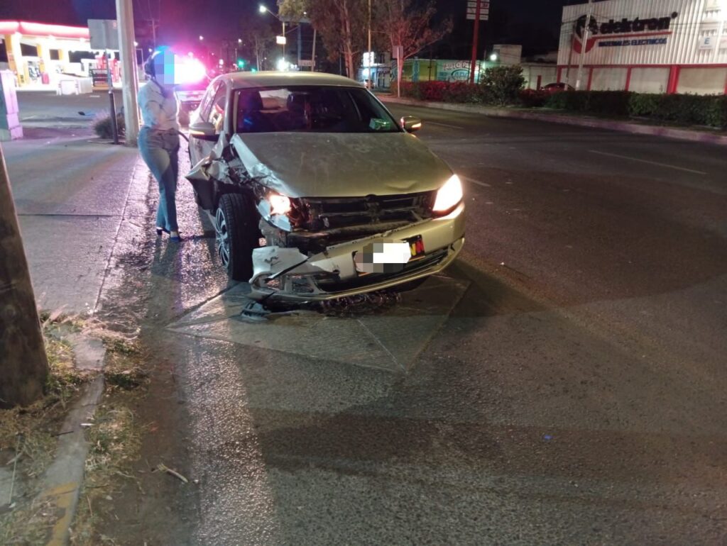Por manejar en estado de ebriedad una joven chocó su auto contra una combi en la salida a Zacatecas