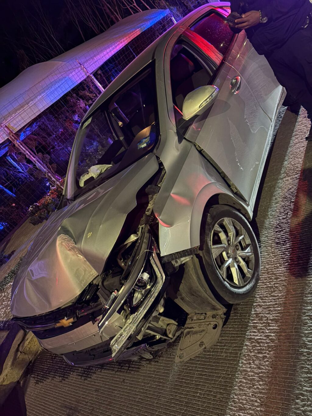 Joven automovilista, por manejar ebria, se estrella contra un poste en Siglo XXI y Constitución