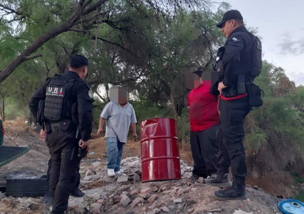 Detienen a dos sujetos vertiendo aceite en el cauce del Río San Pedro en Jesús María
