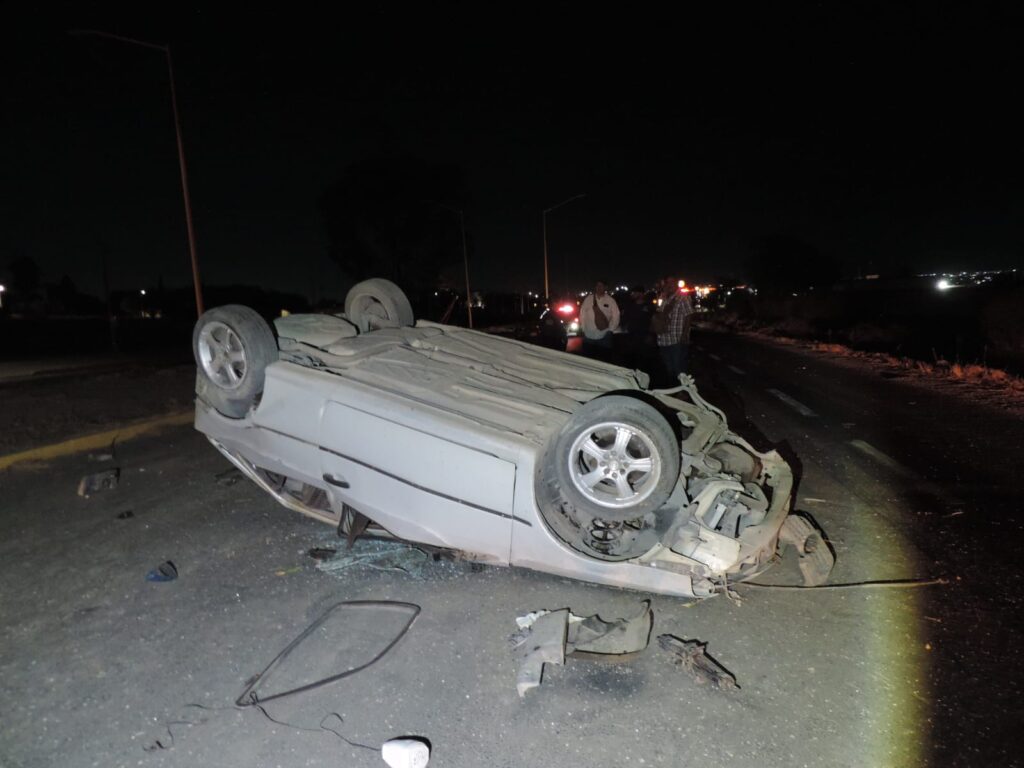 CASI MUERE CONDUCTOR QUE CHOCO CONTRA POSTE Y SE VOLCO