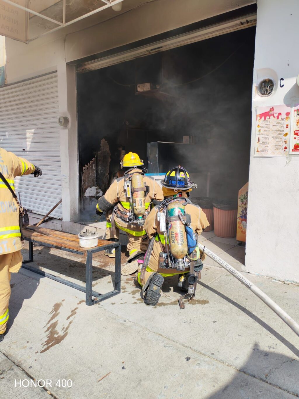 VORAZ INCENDIO ACABA CON  UNA NEVERIA EN REAL DE HACIENDAS