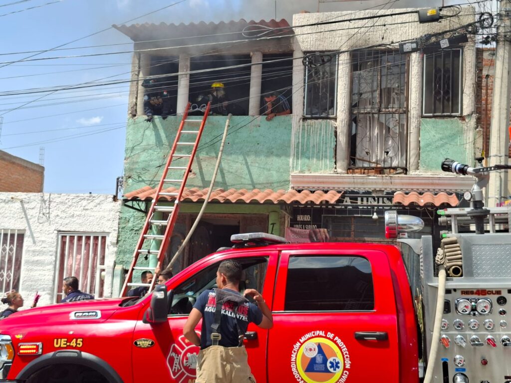 SE INCENDIO UNA CASA EN EL MORELOS, DONDE SE CREIA HABIA UN NIÑO ATRAPADO