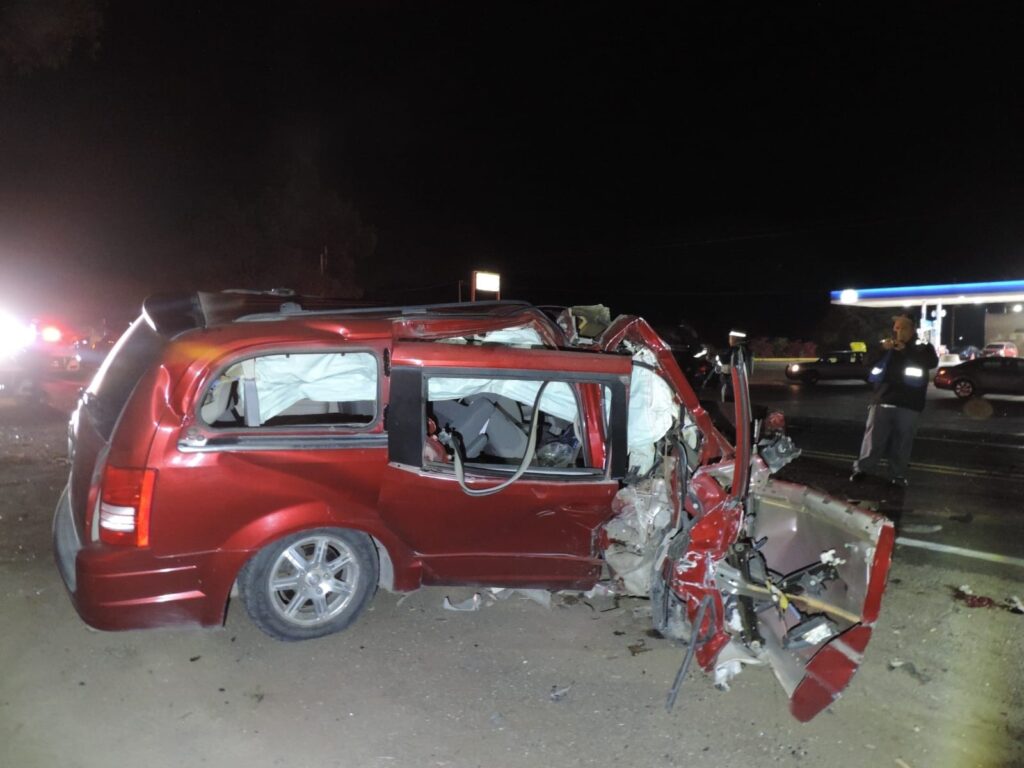 CAMIONETA CHOCA CONTRA ÁRBOL Y PROVOCA LA MUERTE DE UNA JOVEN MUJER