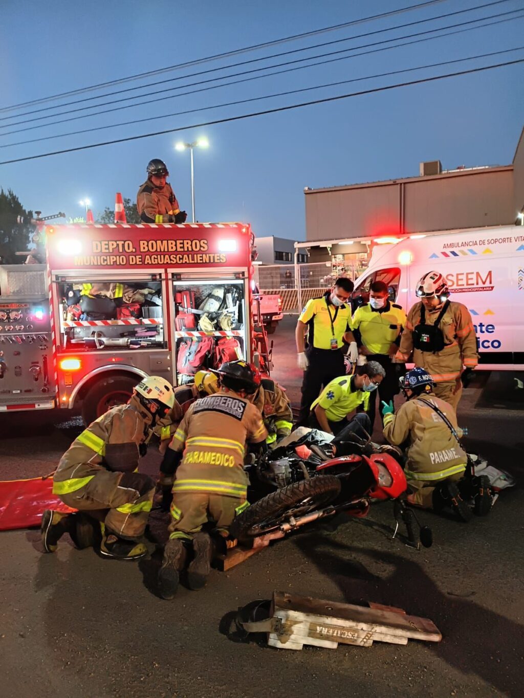 MOTOCICLISTA QUEDO ATRAPADO EN SU PROPIA MOTO