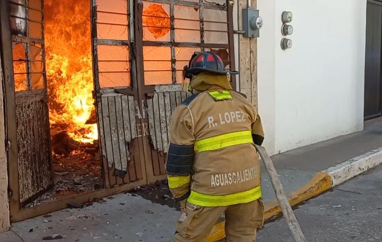 Fuerte incendio en el Barrio del Encino deja dos hombres lesionados y otro con una crisis nerviosa