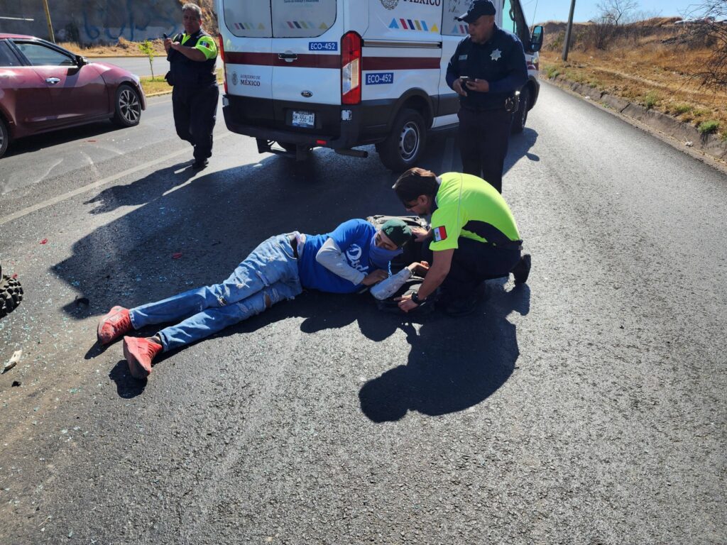 MOTOCICLISTA PROVOCA CARAMBOLA Y ES “APLASTADO” ENTRE DOS AUTOS
