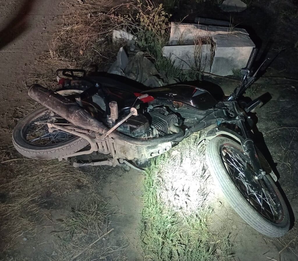 Policías estatales aseguran motocicleta utilizada por los que ejecutaron a “El Curioso” en el Rodolfo Landeros