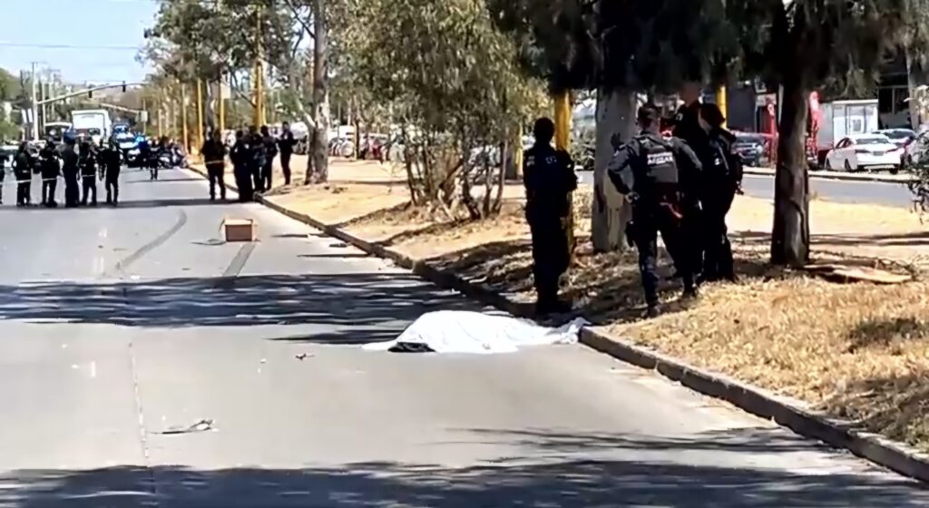 Peatón perdió la vida atropellado por un veloz automovilista en el tercer anillo, en Villas del Pilar