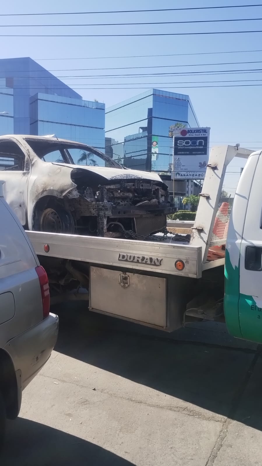 Dos delincuentes asaltan a chofer de la plataforma Bolt en la capital e incendian su auto en El Llano