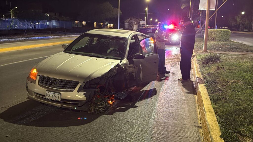 COCHE CHOCA CONTRA UN POSTE Y SE LE DESPRENDE UNA LLANTA