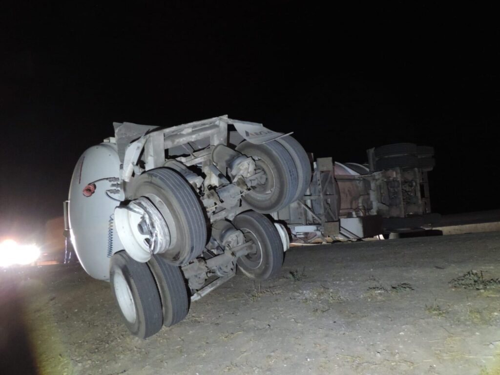 PIPA DE DIESEL SE VUELCA EN LA 45 SUR; EL CHOFER SE FUGO