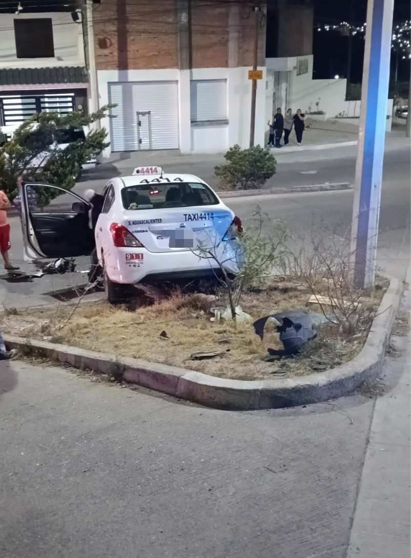 TAXISTA SE BAJA DE SU COCHE EN MOVIMIENTO TRAS INTENTO DE VIOLENTO ASALTO