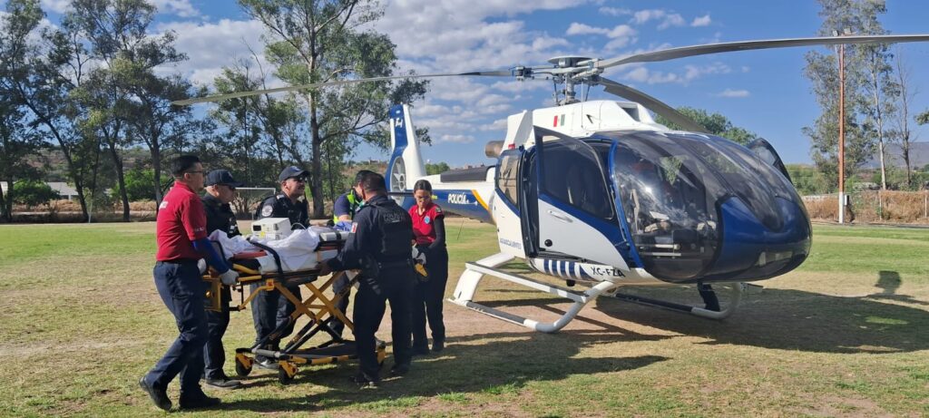 Motociclista sufre lesiones graves tras accidente en Calvillo y en el helicóptero de la SSPE lo llevan al HMH