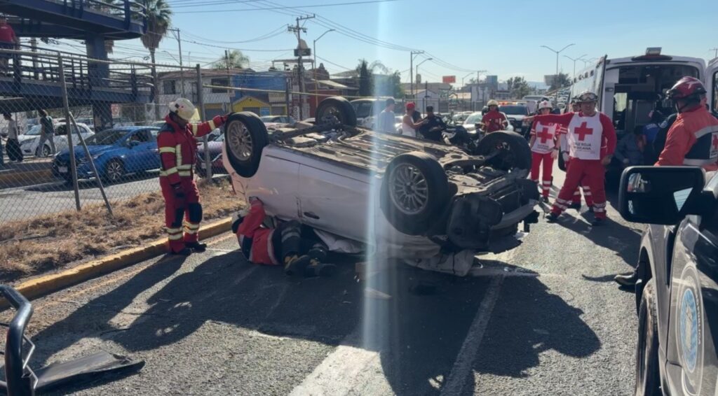 Auto vuelca en Casa Blanca y deja tres personas lesionadas