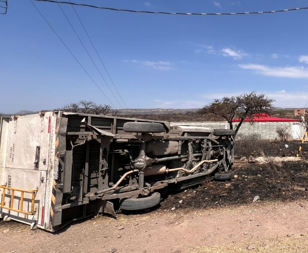 CAMIONETA SE VUELCA, AL SUR DE AGUASCALIENTES