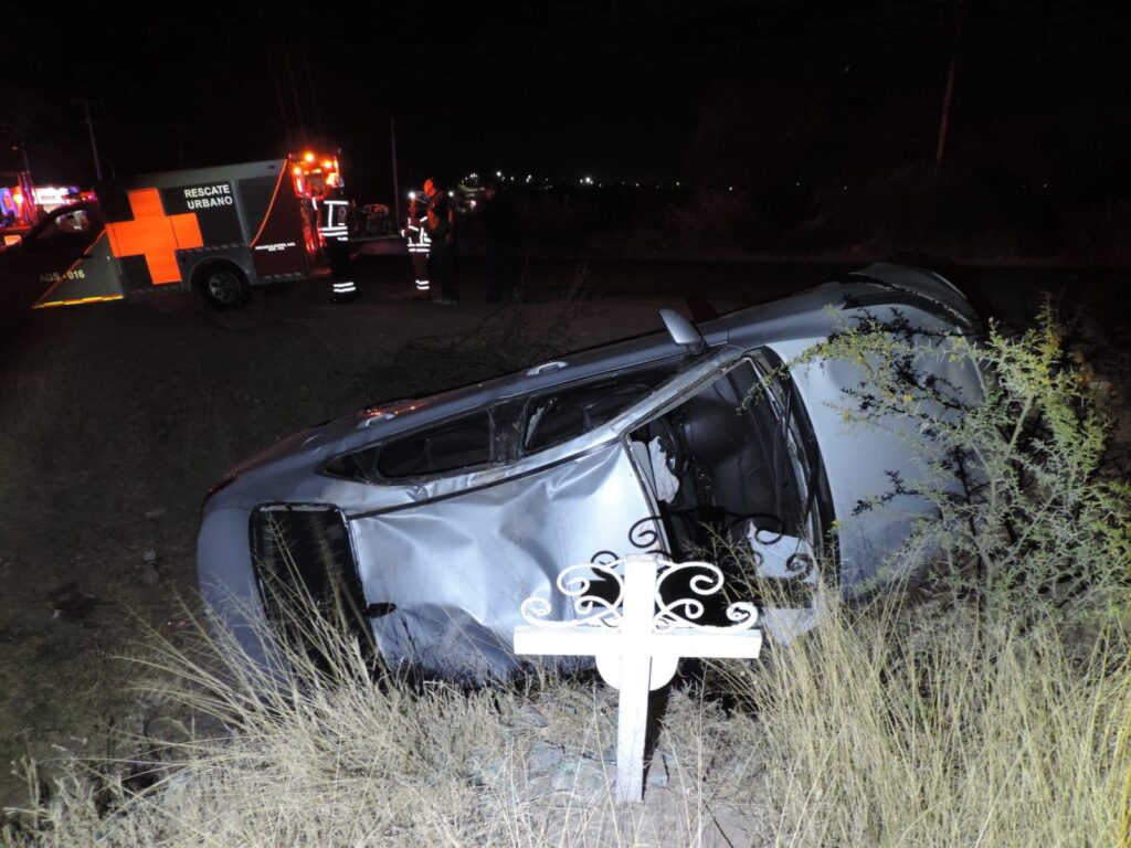 CONDUCTOR SUFRE VOLCADURA TRAS SALIRSE DE LA CARRETERA, QUEDANDO EN UNA ZANJA FRENTE A LA ZONA DE TOLERANCIA