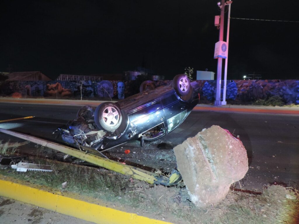 BORRACHO CHOCA Y SE VUELCA EN LA GÓMEZ MORIN