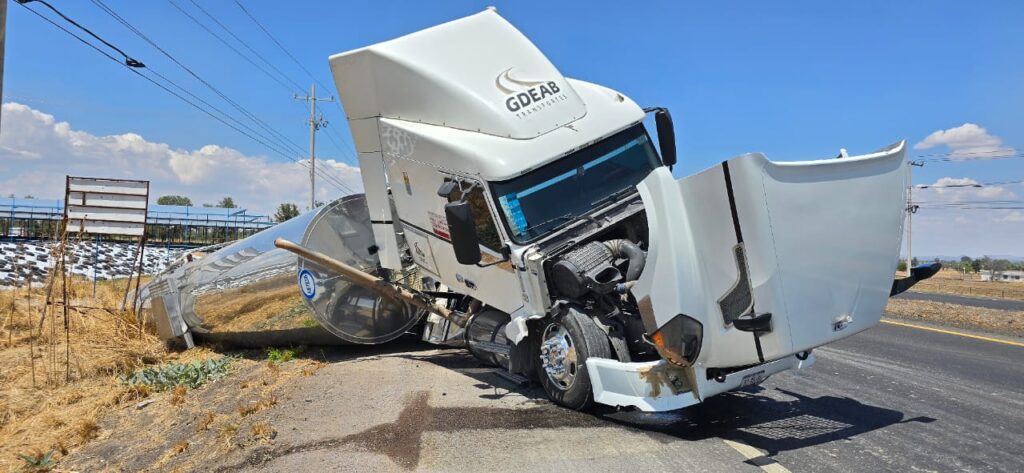 SE VUELCA TRAILER CON 3O MIL LITROS DE LECHE EN LA 45 NORTE